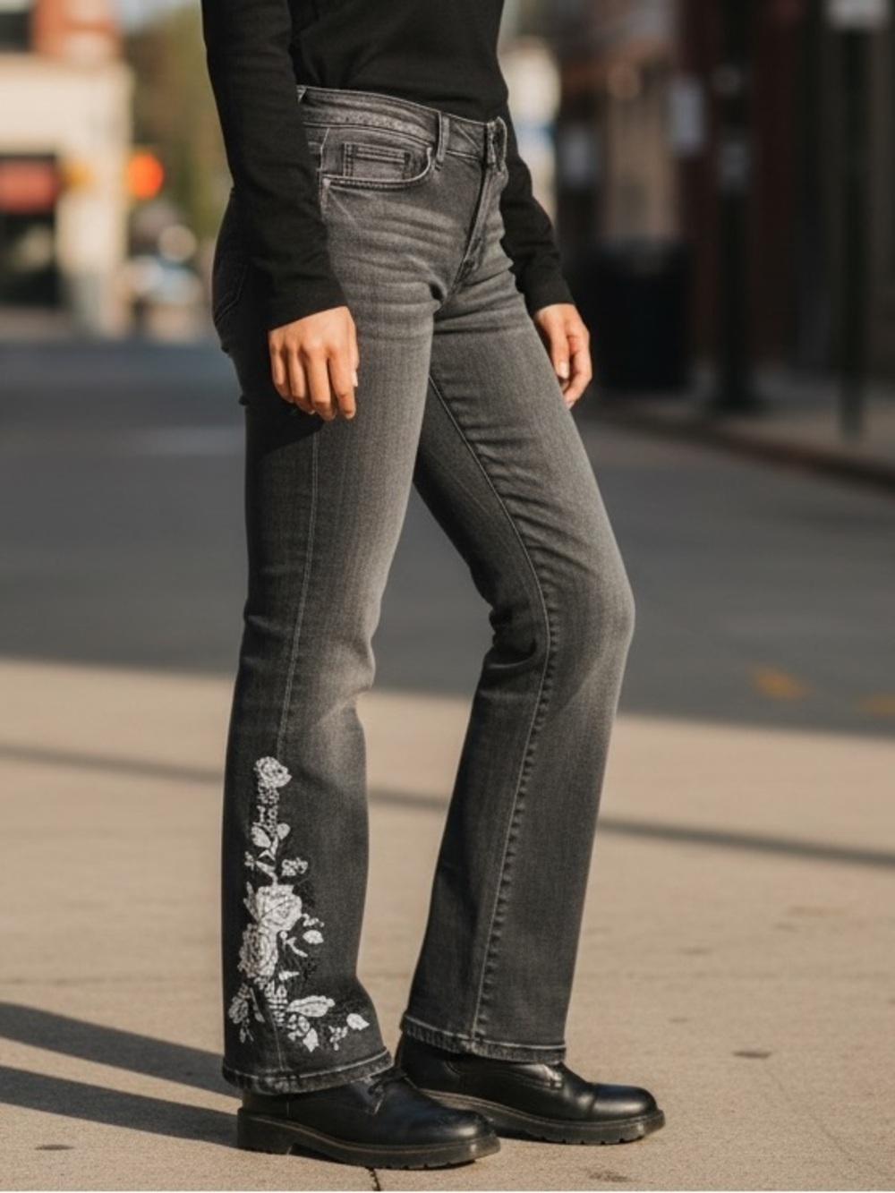 Flamingals Floral Embroidered Mid Rise Flare Leg Grey Black Women's Jeans Sz M